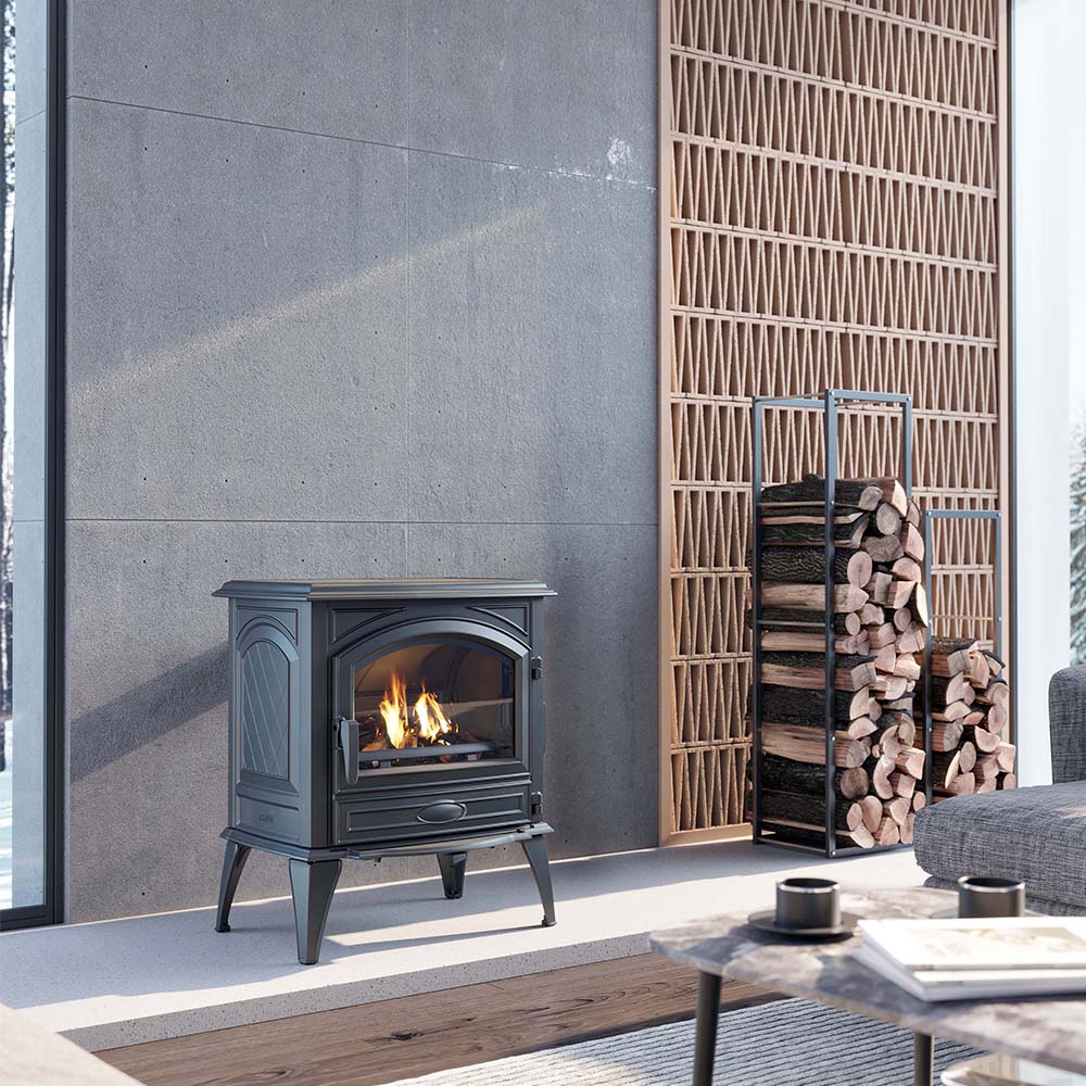 Dovre 640WD houtkachel in moderne woonkamer met brandend vuur