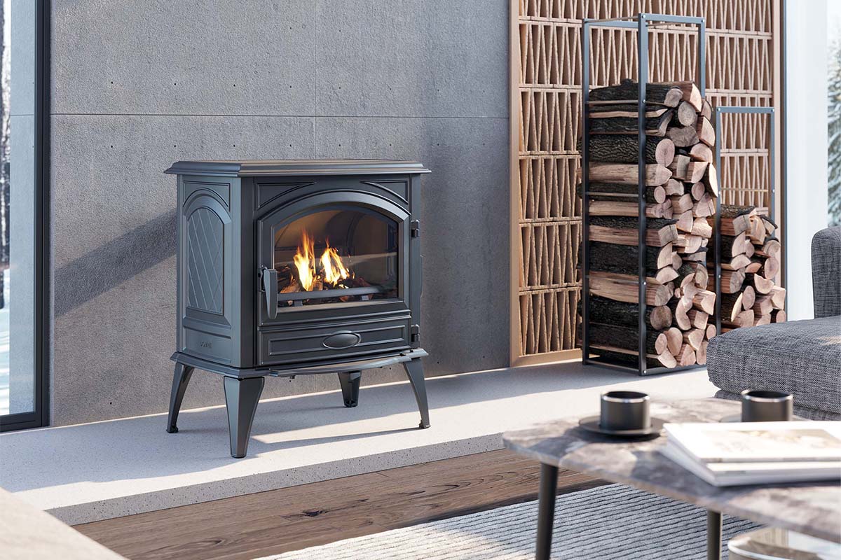 Dovre 640WD houtkachel met vuur in moderne woonkamer