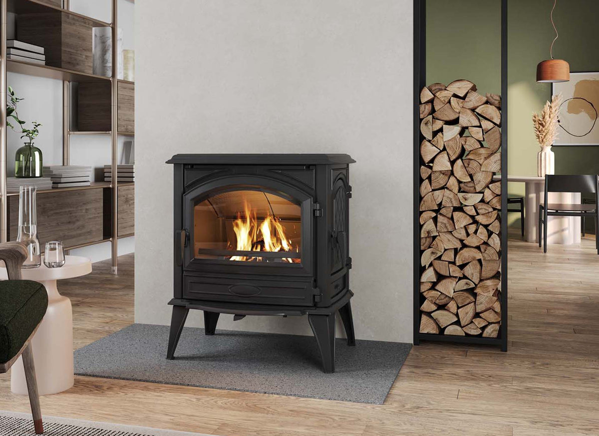 Dovre 640WD houtkachel met brandend vuur in een modern ingerichte woonkamer