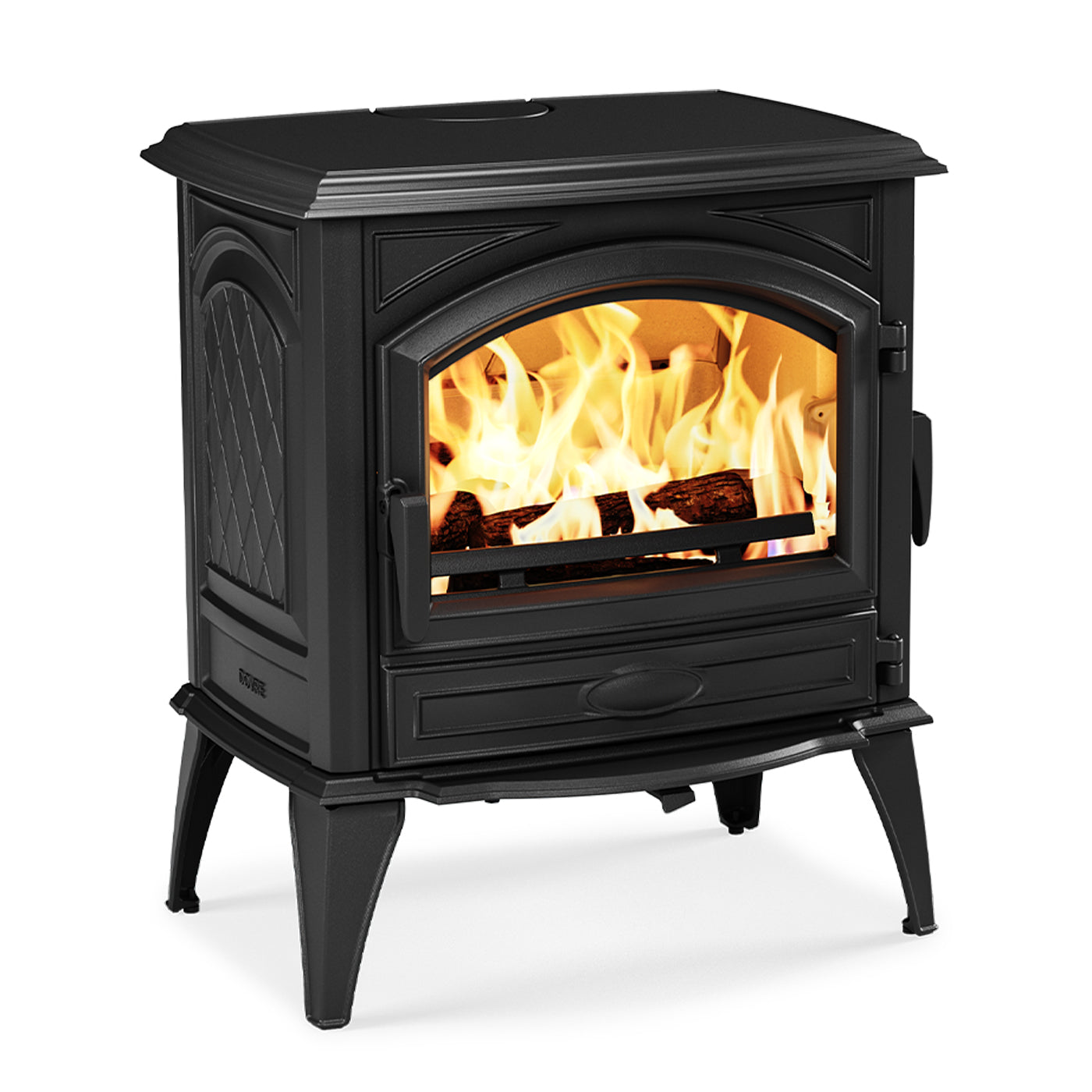 Dovre 640WD houtkachel met brandend vuur, op witte achtergrond