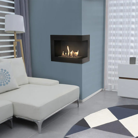 Moderne woonkamer met Kratki Delta Rechts TÜV haard, witte bank en geometrisch vloerkleed.