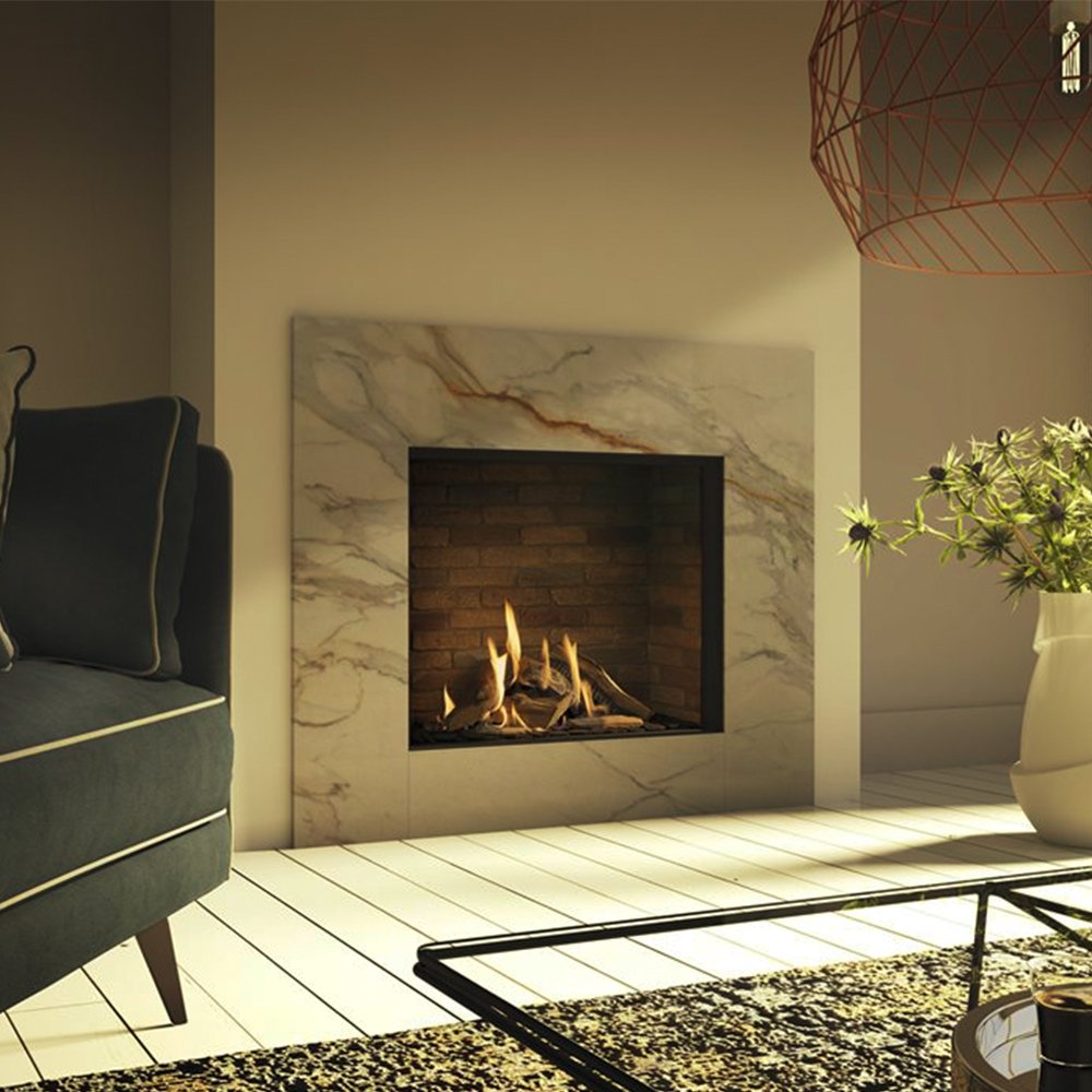 DRU Global 70XT BF ingebouwd in marmeren schouw in woonkamer