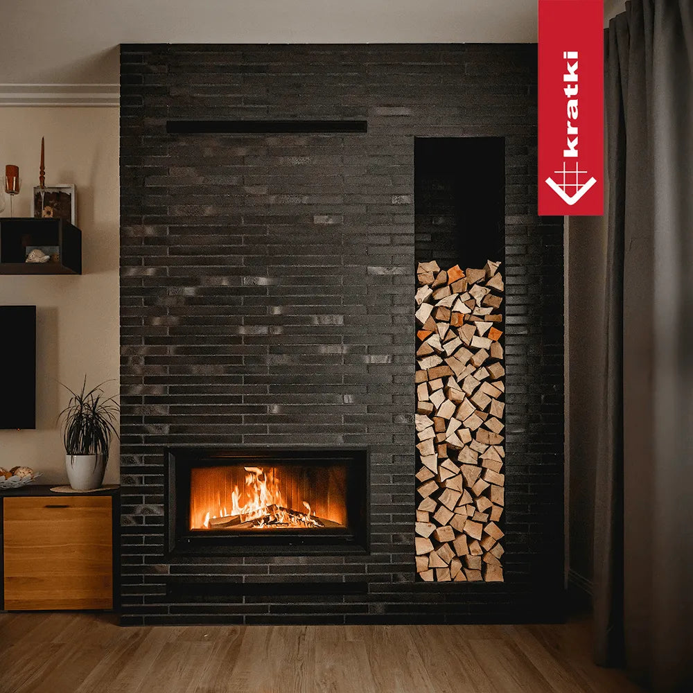Kratki Nadia 14 kW ingebouwd in een moderne, zwarte bakstenen muur met houtopslag.