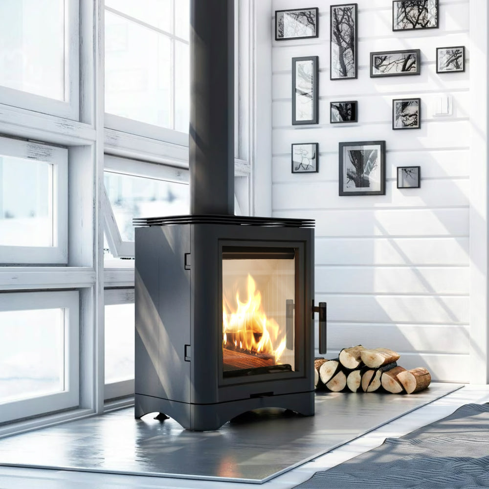 Kratki K5 houtkachel in moderne kamer met brandend vuur