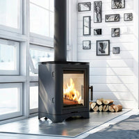 Kratki K5 houtkachel in moderne kamer met brandend vuur