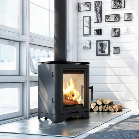 Kratki K5 houtkachel in moderne kamer met brandend vuur