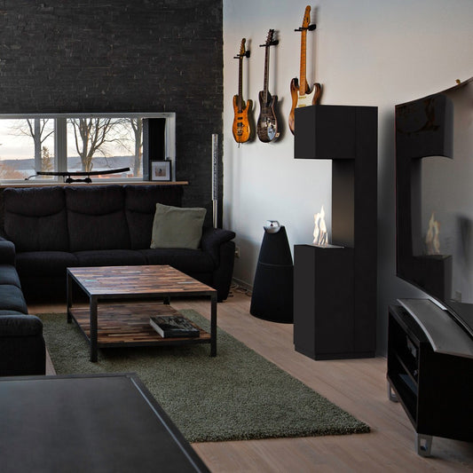 Kratki Sierra TÜV in moderne woonkamer met gitaarwand en brandend vuur
