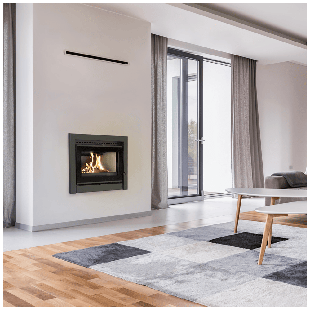 Kratki Kaseta KDZ in moderne woonkamer met brandend vuur in inbouwhaard