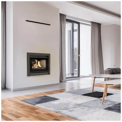 Moderne woonkamer met Kratki Kaseta KDZ K inbouwhaard, houten vloer en groot raam.