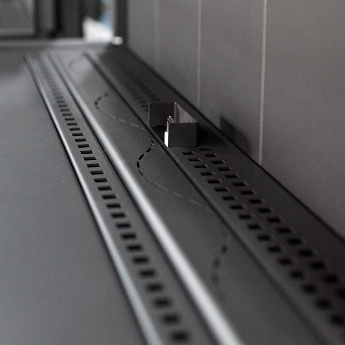 Kratki Leo 70 inbouwhaard, close-up van zwarte ventilatiesleuven