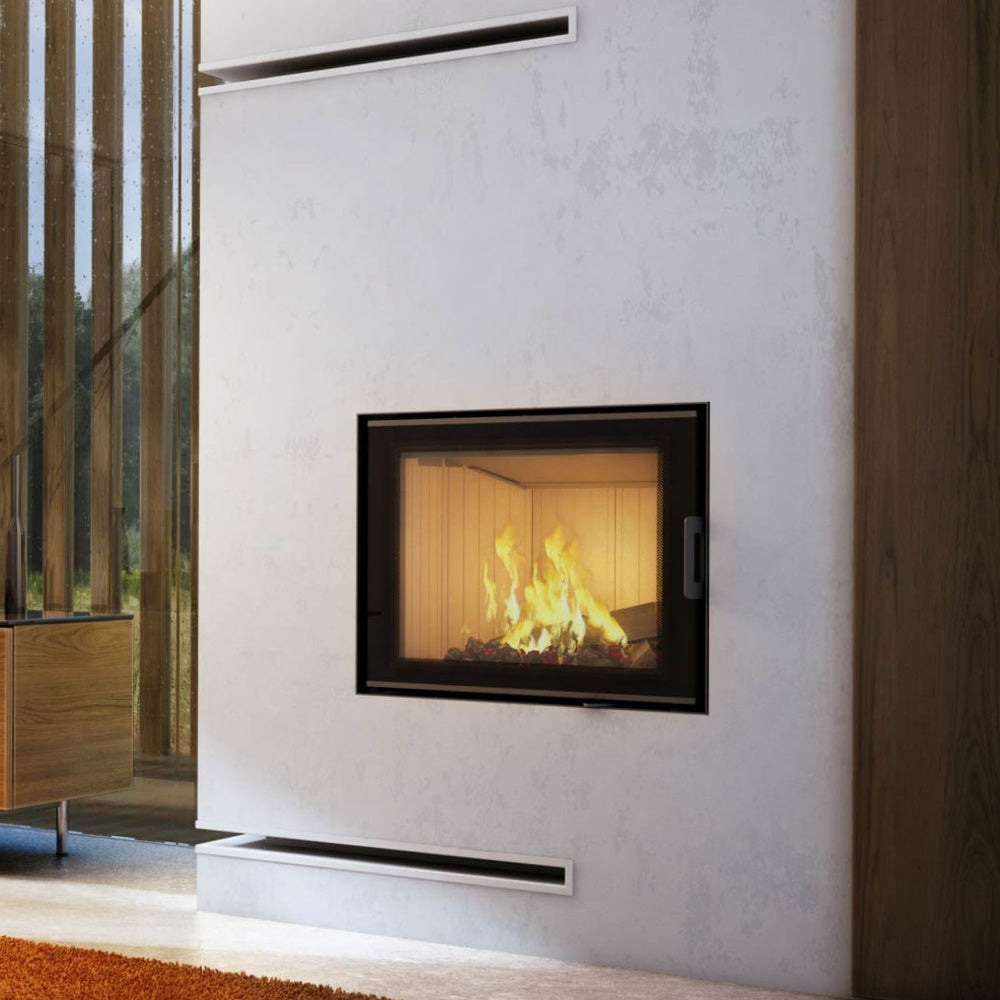 Kratki Nadia in witte wand met brandend vuur, modern interieur