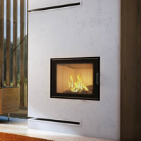 Kratki Nadia in witte wand met brandend vuur, modern interieur