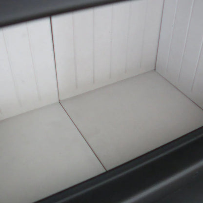Binnenkant van de Kratki MBO haard met witte, gladde wanden en zwarte rand.