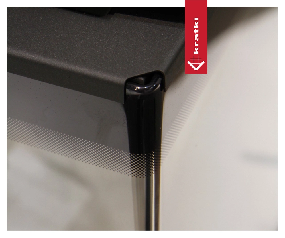 Kratki MBZ hoekdetail met zwart frame en glas