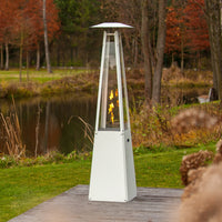 Kratki Umbrella terrasverwarmer bij een vijver, met vlammen zichtbaar