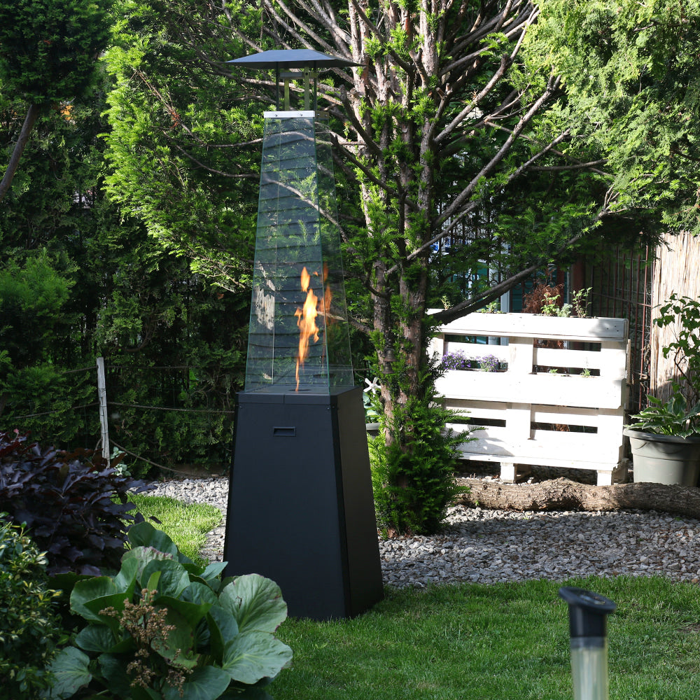 Kratki Umbrella BS vuurtafel in tuin met vlam en glazen omkasting