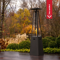 Kratki Umbrella terrasheater in een tuin met brandende vlam
