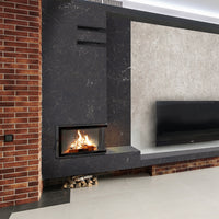 Kratki MBM in moderne woonkamer met brandend haardvuur ingebouwd in wand