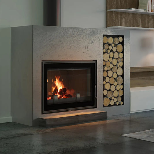 Kratki Franek 12 kW houtkachel in moderne woonkamer met houtopslag naast de haard.