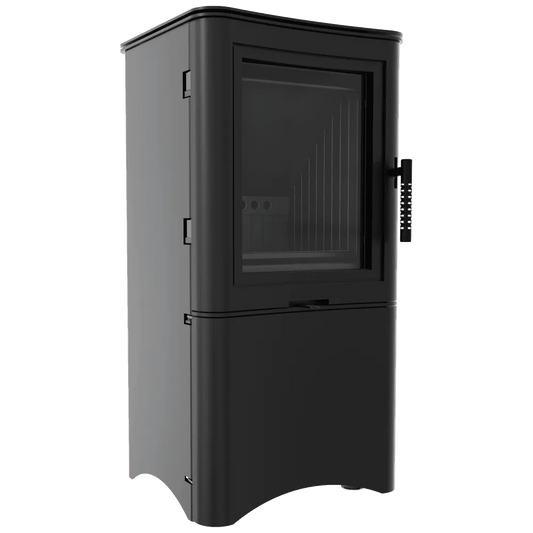 Zwarte Kratki K5 Hoog houtkachel met glazen deur en strakke, moderne vormgeving.