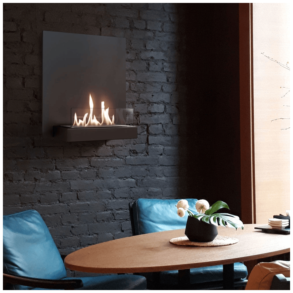 Kratki Plank Inzet in moderne woonkamer met brandende wandhaard