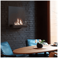 Kratki Plank Inzet aan donkere bakstenen muur boven tafel