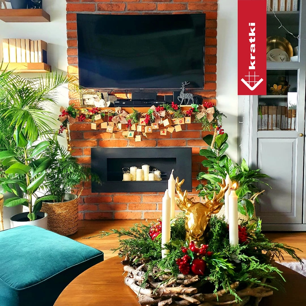 Kratki Delta2 TÜV in woonkamer met ingebouwde haard en kerstdecoratie