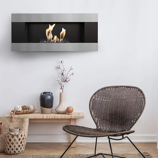 Kratki Delta2 TÜV haard in moderne woonkamer met rotan stoel en decoratieve vaasjes.