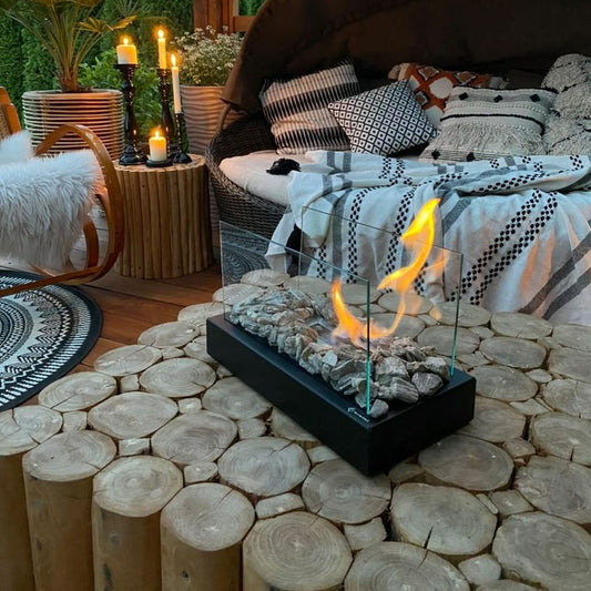Kratki Galina TÜV tafelhaard op houten tafel in sfeervolle lounge