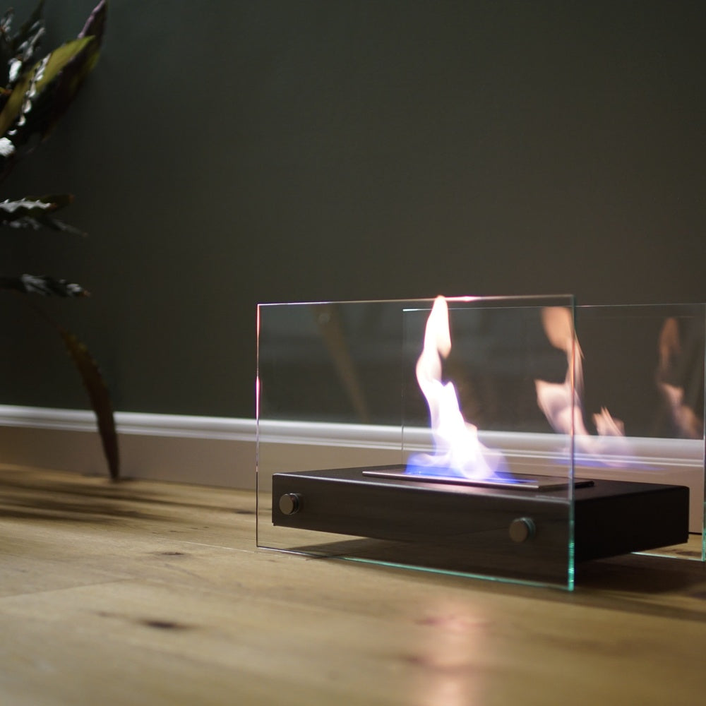 Kratki Hotel TÜV tafelhaard met glas en vlammen op een houten tafel