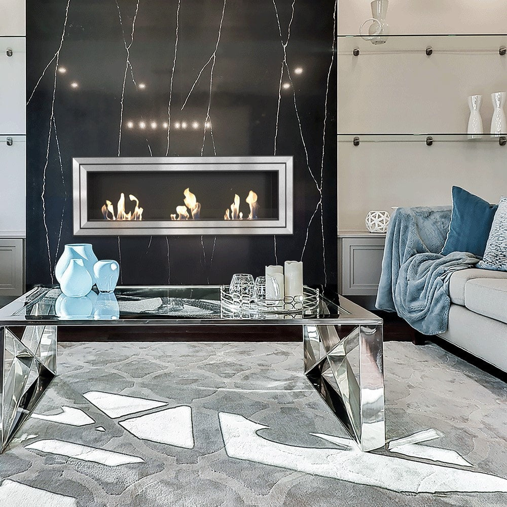 Kratki Juliet TÜV in moderne woonkamer met ingebouwde haard en vlammen