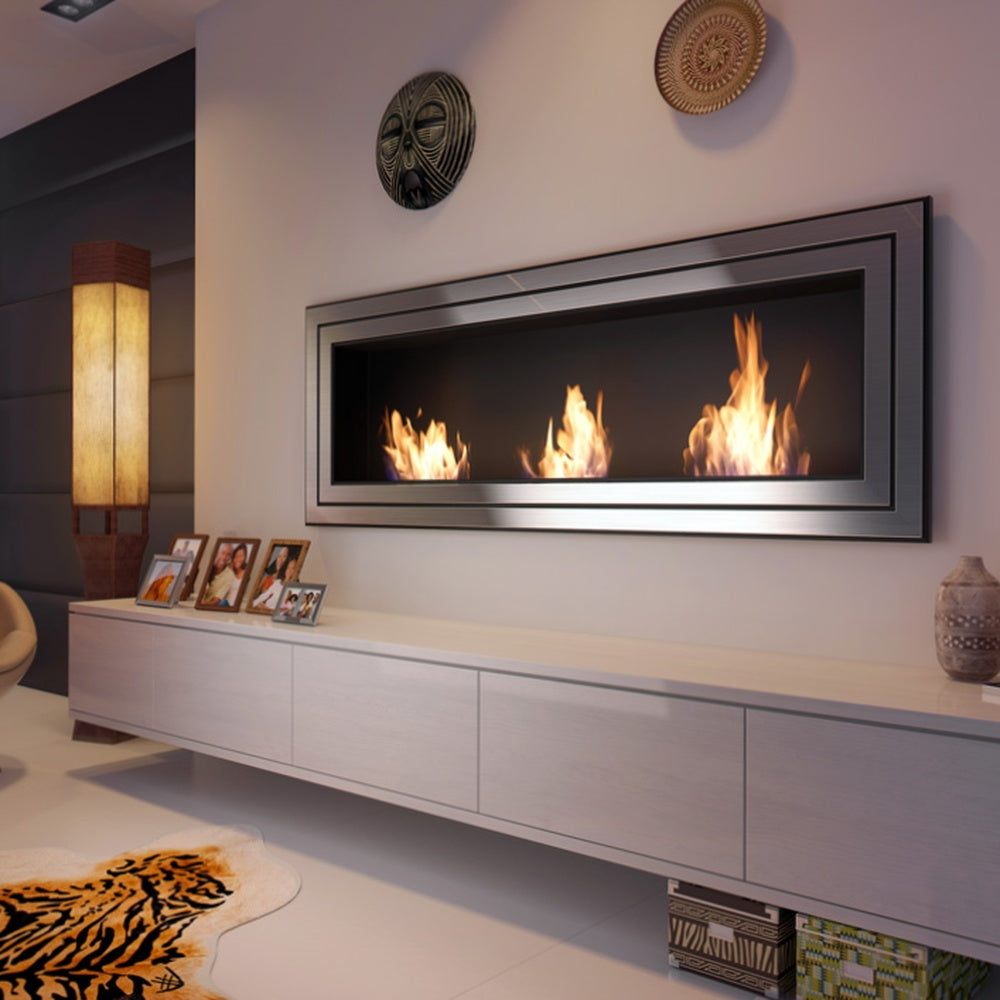Kratki Juliet TÜV in moderne woonkamer met ingebouwde wandhaard en vlammen