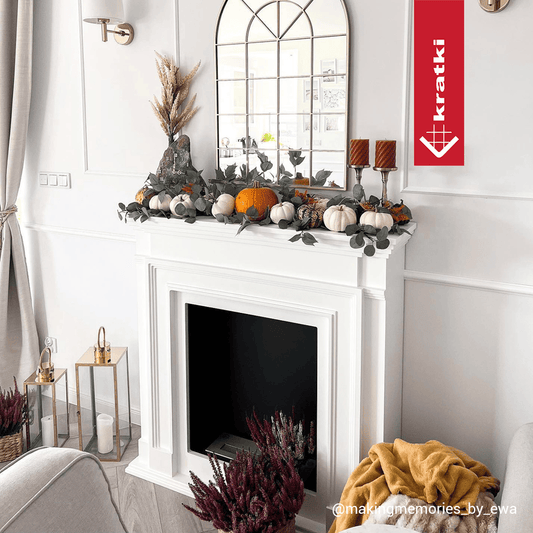 Kratki Legionis TÜV in een woonkamer met witte schouw en herfstdecoratie