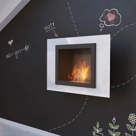 Kratki Oscar TÜV haard in moderne kamer met krijtbordmuur en tekeningen.