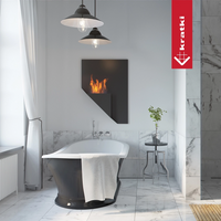 Kratki Papa TÜV in moderne badkamer met brandend haardpaneel.