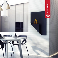 Kratki Papa TÜV in moderne eetkamer aan witte wand