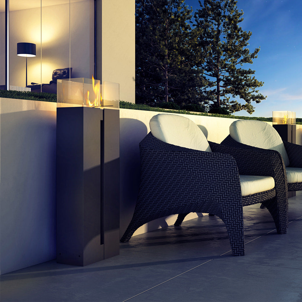 Kratki Romeo TÜV terrasvuur in moderne buitenruimte naast loungestoelen