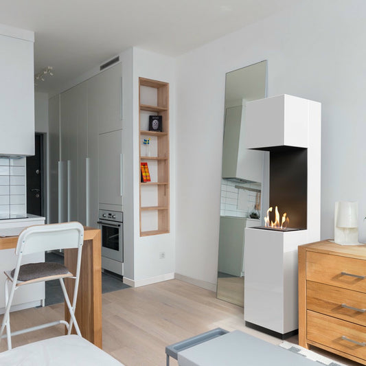 Witte Kratki Sierra TÜV haard in een moderne, minimalistische woonkamer met houten accenten.