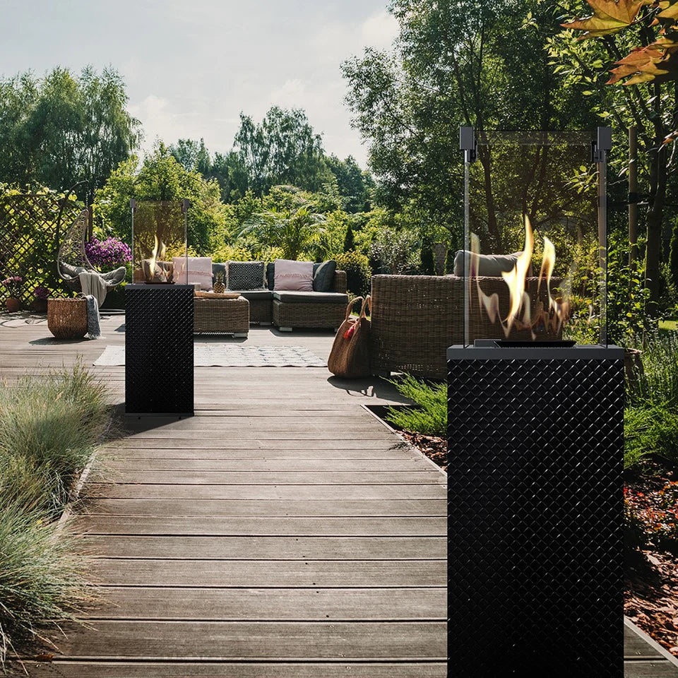 Kratki Patio vuurhaard met vlammen op een houten terras tussen tuinmeubilair