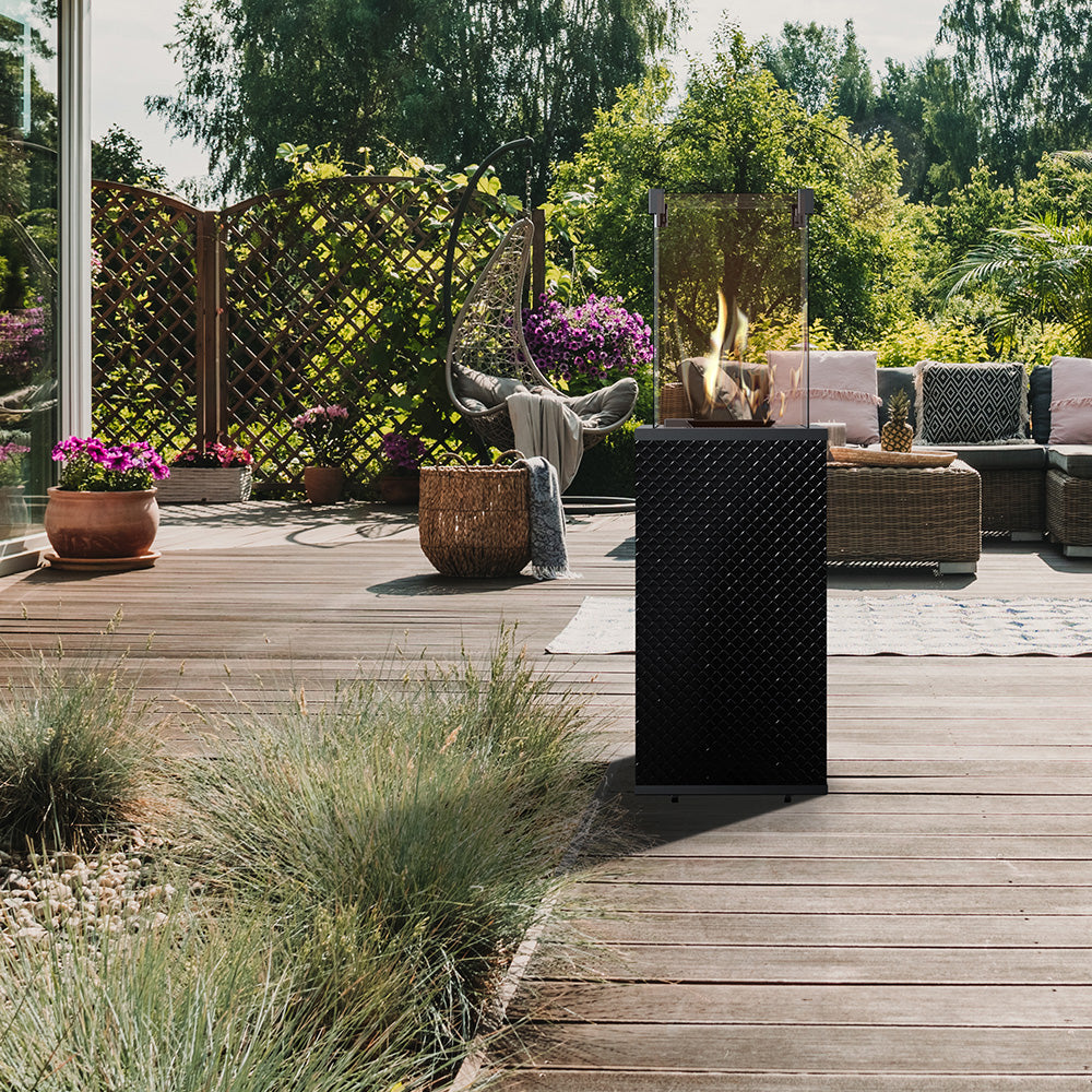 Krater Patio Mini buitenhaard met vlammen op een sfeervol terras