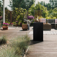 Krater Patio Mini buitenhaard met vlammen op een sfeervol terras