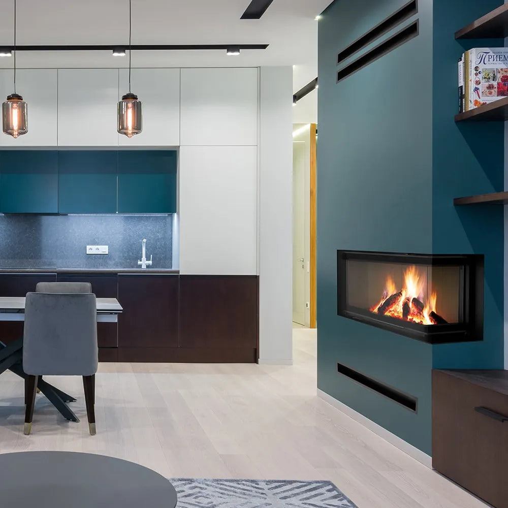 Moderne woonkamer met Kratki Nadia 14 kW Rechts haard, naast een stijlvolle keuken.