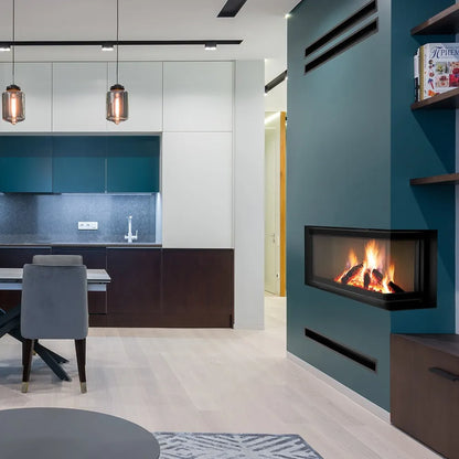 Moderne woonkamer met Kratki Nadia 14 kW Rechts haard, naast een stijlvolle keuken.