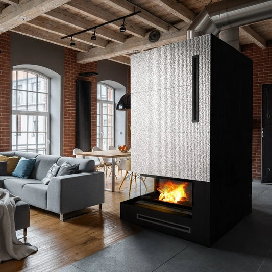 Moderne woonkamer met Kratki Nadia 14 kW Links haard, grijze bank en houten plafond.