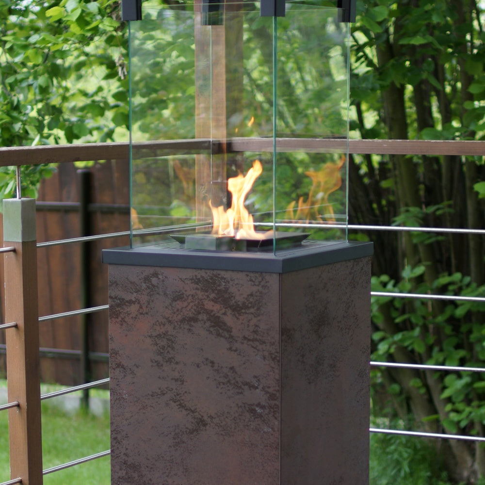 Krati Patio terrashaard met brandende vlammen en glazen windscherm op een houten terras