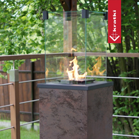 Kratki Patio terrasvuurhaard met vlammen in glazen ombouw
