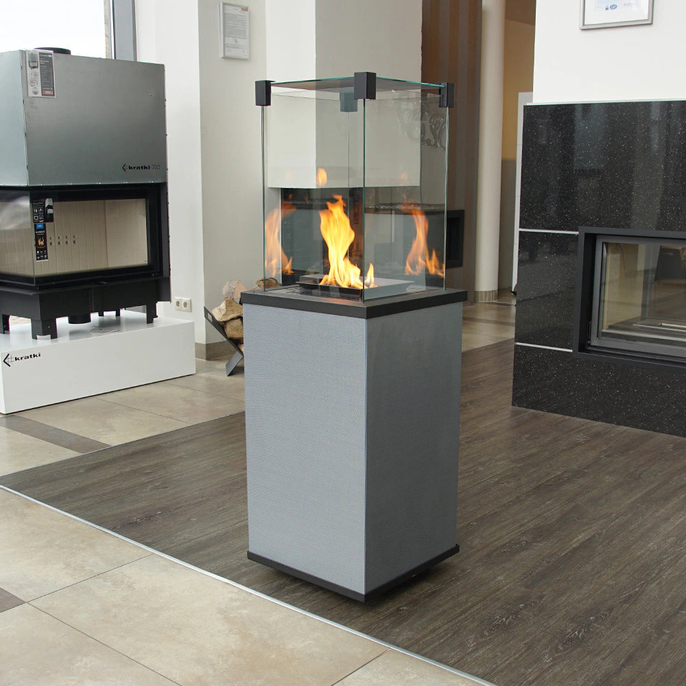 Kr atki Patio vrijstaande haard met zichtbare vlammen in een showroom