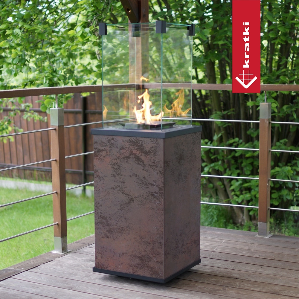 Kratki Patio terrasvuur met vlammen, glazen windscherm en metalen behuizing op een houten terras.