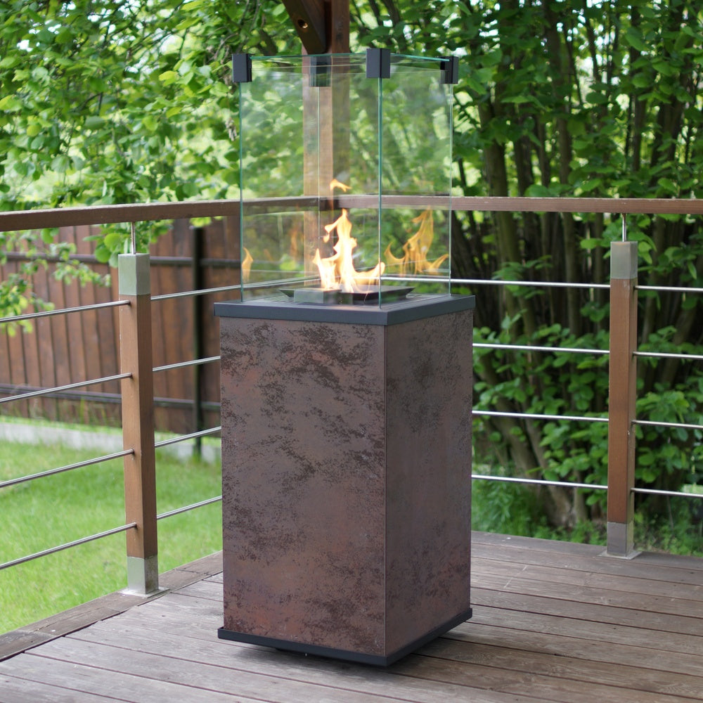 Kratki Patio biohaard met vlammen op een houten terras