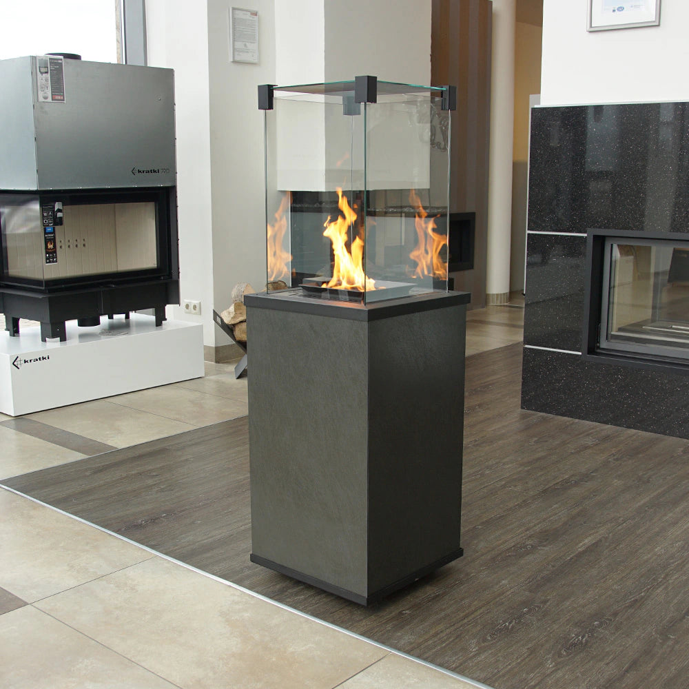 Kratki Patio met brandende vlammen in een showroom tussen andere haarden